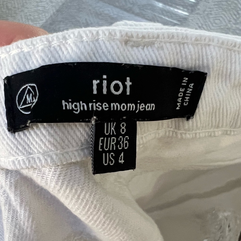 White Ripped High Rise Mom Jeans
Riot Missguided
Size: 4 - Picture 3 of 3